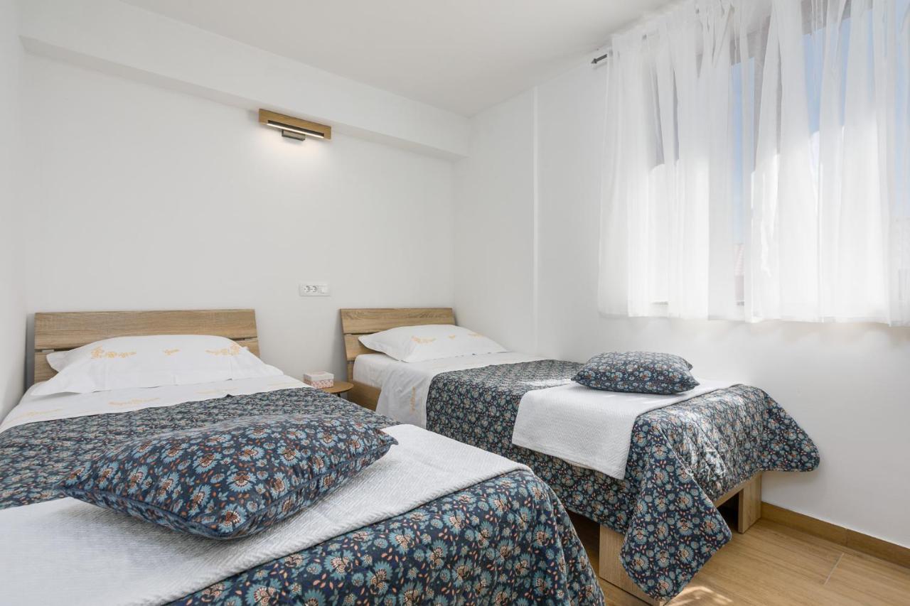 Ferienwohnung Apartmen Plus U Centru Blizu Plaze Njivice Exterior foto